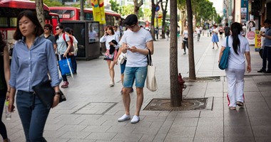 كوريا الجنوبية تطلق علامات تحذيرية فى الشوارع لمدمنى الهواتف الذكية