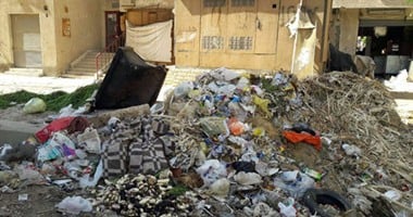 بالصور .. انتشار القمامة بشوارع التجمع الأول يثير غضب الأهالى
