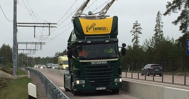 السويد تفتح أول طريق كهربائى لشحن سيارات النقل الثقيل أثناء سيرها