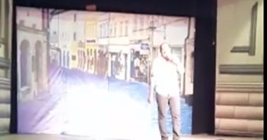 بالفيديو..مدرس يلقى "درس خصوصى" بمسرح فى رمسيس على أنغام موسيقى ناصر 56