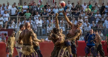 بالصور.. إيطاليا تنظم مباراة كرة قدم وحشية من القرن الـ 16