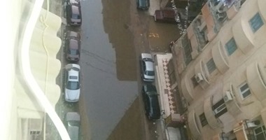 صحافة المواطن.. قارئ يرسل صورا لغرق شوارع منطقة الثلاثينى بمياه الصرف الصحى