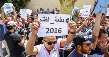 بالفيديو.. طلاب الثانوية العامة يرفعون لافتة : "لبسوا الوزارة بامبرز عشان التسريب"