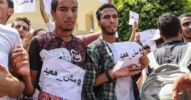 تظاهر طلاب الثانوية بالمحلة احتجاجا على إلغاء الامتحانات أمام إدارة شرق
