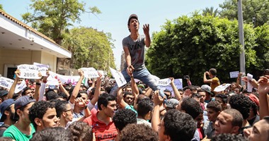 الأمن يمنع طلاب الثانوية المتظاهرين من التوجه للتحرير ويلقى القبض على اثنين