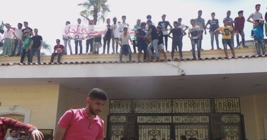 بالفيديو.. طلاب الثانوية يعتلون مبنى وزارة التعليم ويهتفون: "الوزير يرحل"