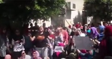 بالفيديو.. الطالبات يهتفن ضد وزير التعليم: "يا كلية فينك فينك.. الهلالى بينا وبينك"