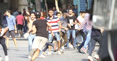 طلاب الثانوية ينجحون فى منع زملائهم من إلقاء الحجارة على قوات الأمن بشارع محمد محمود