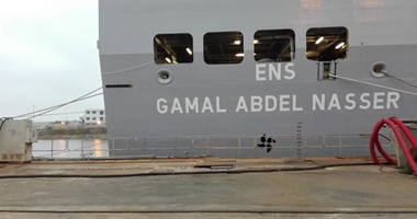 وزير الدفاع يرفع علم مصر على حاملة المروحيات "جمال عبد الناصر" بعد ساعتين
