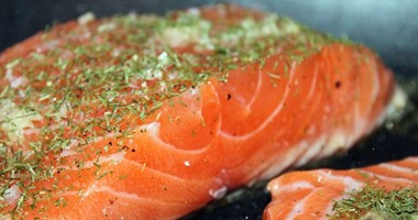دراسة: تناول سمك السالمون مرة أسبوعيا يقلل فرص وفاتك بالأزمة القلبية