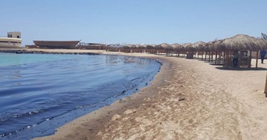 بالفيديو.. التلوث الزيتى ينتشر على شواطئ الغردقة الشمالية