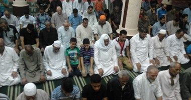 بالصور والفيديو.. أداء صلاة التهجد بكفر الشيخ والإعتكاف فى 299 مسجد