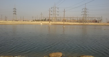 بالفيديو والصور.. مياه الصرف الصناعى تغرق محطة كهرباء ببنى سويف