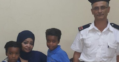 الشرطة تجمع طفل سودانى بوالدته بعدما تفرقا داخل المترو