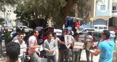 تواصل أحد مسئولى "التعليم" مع طلاب الثانوية المتظاهرين أمام الوزارة