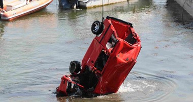 انتشال سيارة ميكروباص سقطت بمياه النيل أسفل كوبرى الساحل