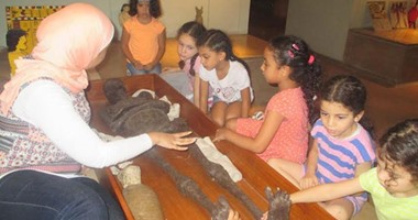 بالصور.. الأطفال يتعرفون على التحنيط عند القدماء المصريين بالمتحف المصرى