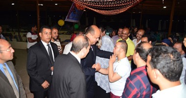 بالصور.. محافظ ومدير أمن مطروح يوزعان ملابس وكعك العيد على الأطفال الأيتام