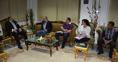 محافظ سوهاج يجتمع مع نائب وزير الإسكان لتطوير العشوائيات