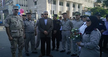 بالصور.. مدير أمن الغربية يوزع الورود على المواطنين فى ذكرى ثورة 30 يونيو