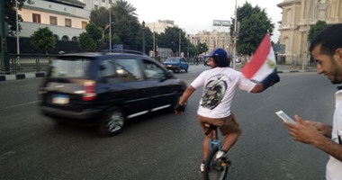 بالصور.. شاب يجوب ميدان التحرير فى 30 يونيو ويرتدى تيشيرت "حفظ الله مصر"