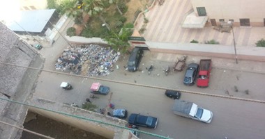 بالصور.. تراكم القمامة أمام المدرسة الثانوية الكويتية بالمندرة فى الإسكندرية