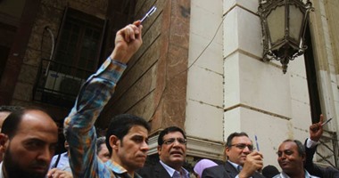 وقفة بالأقلام أمام محكمة "قصر النيل" تضامنا مع نقيب الصحفيين