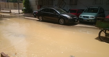 بالصور.. انفجار ماسورة مياه رئيسية بالقرب من مديرية أمن الجيزة