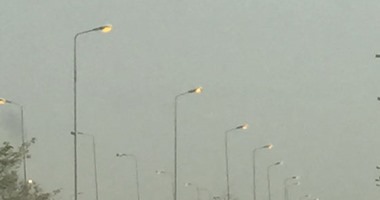 قارئ يرصد إضاءة أعمدة الكهرباء فى "عز الضهر" بمدينة الشروق