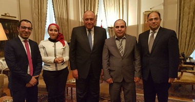 بالصور.. وزير الخارجية يجرى أول حوار إذاعى على راديو مصر