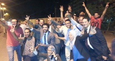 بالصور.. فرحة عارمة لأهالى 33 متهمًا فى تظاهرات 25 أبريل بعد براءتهم
