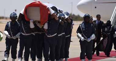 بالصور.. جثمان زعيم البوليساريو يصل الجزائر ودفنه اليوم بالصحراء الغربية