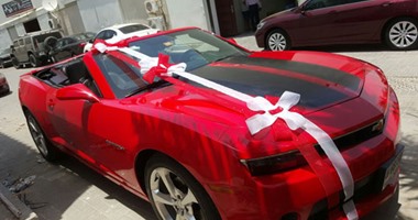 بالصور.. مصرى يهدى خطيبته الأردنية سيارة فارهة فى عيد ميلادها بدبى