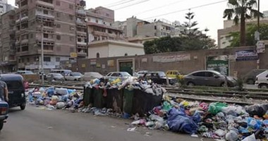 بالصور .. تراكم القمامة أمام محطة الترام بباكوس الإسكندرية