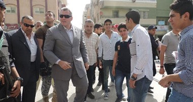 بالصور.. مدير أمن شمال سيناء يطمئن أولياء أمور طلبة الثانوية على تأمين اللجان