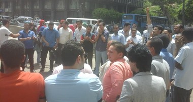 وقفة احتجاجية لحاملى الماجستير والدكتوراه أمام البوابة الرئيسية لمجلس النواب