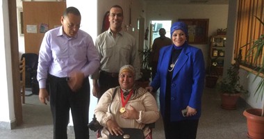 رئيس جامعة القناة يكرم بطلة الجمهورية لتنس الطاولة لتحدى الإعاقة