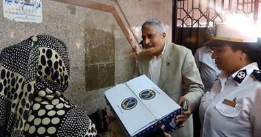 بالصور.. مدير أمن الغربية يوزع 1000 كرتونة سلع غذائية على المواطنين