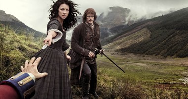 "Starz" تجدد مسلسلها "Outlander" المرشح للجولدن جلوب لموسمين آخرين