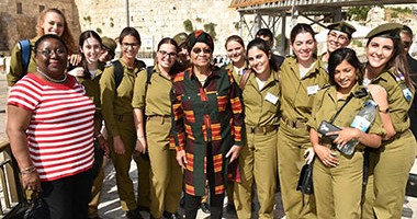 بالصور.. رئيسة ليبريا تزور تل أبيب وتلتقط صورا مع الجيش الإسرائيلى