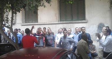 الأمن يعيد فتح شارع قصر العينى أمام حركة السيارات عقب فض وقفة حاملى الماجستير