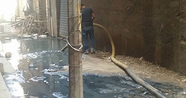سكرتير مساعد الإسماعيلية يعاين مشكلات الصرف الصحى فى منشية الشهداء