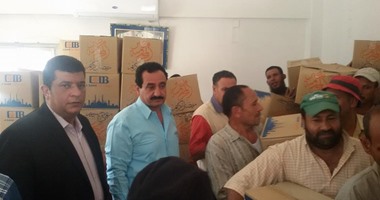 بالصور.. المخابرات ومجلس مدينة المحلة يوزعان 150 كرتونة رمضانية على العمال