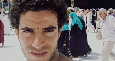 عمر جابر يؤدى مناسك العمرة