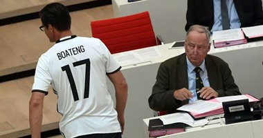 "تيشيرت" بواتينج داخل البرلمان الألمانى للرد على التصريحات العنصرية