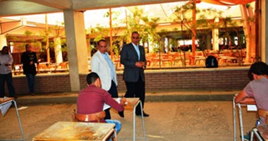 بالصور.. رئيس جامعة أسيوط يتابع امتحانات نهاية العام الدراسى