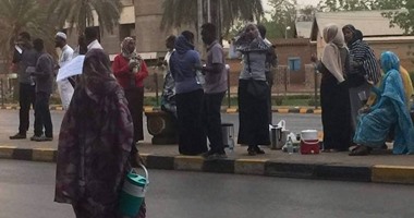 وقفة احتجاجية وإفطار جماعى للمتظاهرين أمام مبنى جهاز المخابرات السودانية
