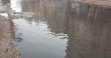 بالصور..انفجار خط الصرف الصحى بمنطقة سبيكو بحى السلام والمياه تغرق الشوارع