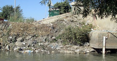 بالصور.. تعديات على مياه الترعة العذبة المغذية لمحطة مياه الشرب ببورسعيد