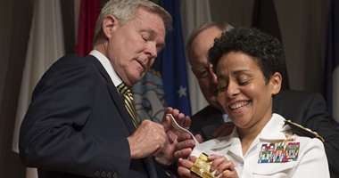 البحرية الأمريكية ترقى أول امرأة إلى رتبة ادميرال